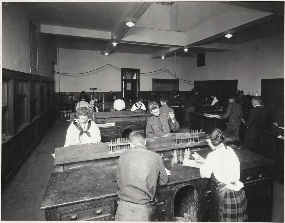 chemistry-class-in-lab-1921