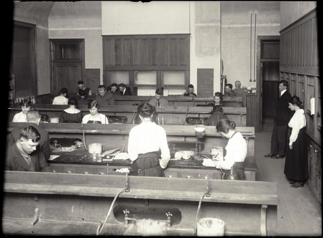 chemistry-lab-class-1919