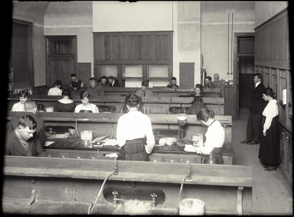chemistry_students_1919