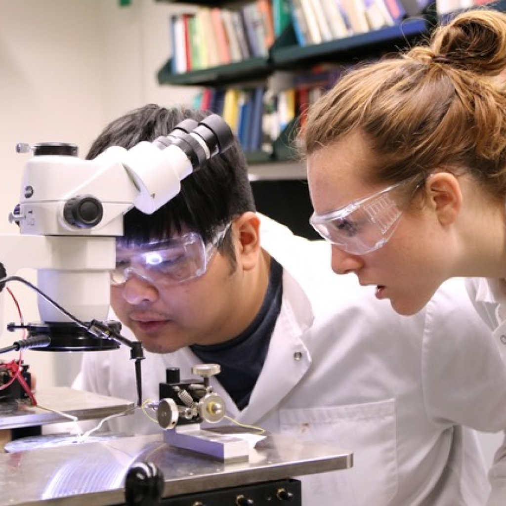 Students of UO using lab equipment.